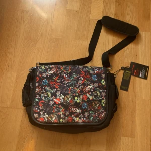 Edhardy väska - Edhardy väska med mycket utrymme. Det är möjligt att diskutera!