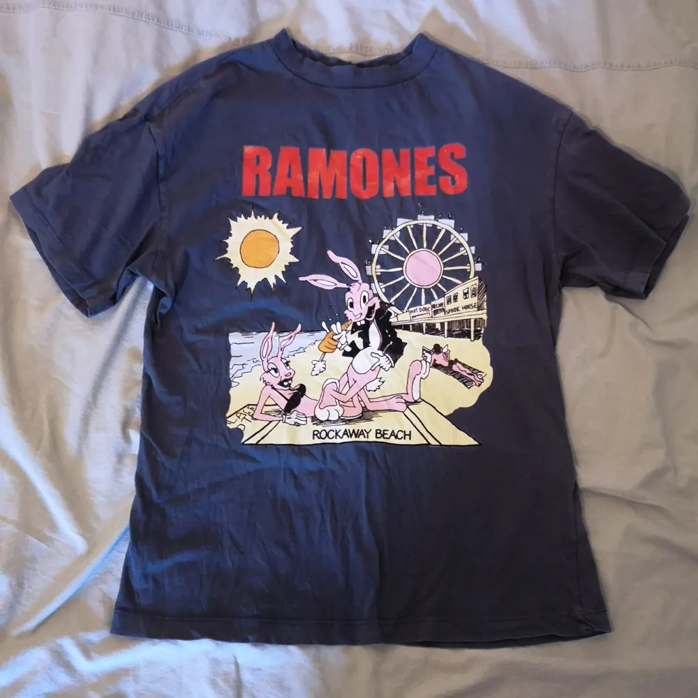 Ramones tröja från H&M, köpt på plick. Är XS men tror det är herrstorlek så den är oversize på mig. Den är 46cm bred och 67cm lång. . T-shirts.