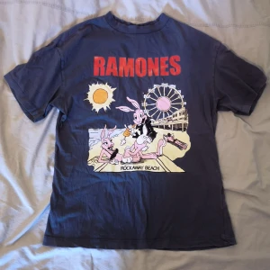 Ramones tshirt strl XS - Ramones tröja från H&M, köpt på plick. Är XS men tror det är herrstorlek så den är oversize på mig. Den är 46cm bred och 67cm lång. 