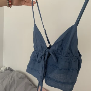 Sommartopp  - Så fin blå topp, passar perfekt nu till sommaren! Älskar verkligen färger men den passar tyvärr inte:( bara att skriva vid frågor💗