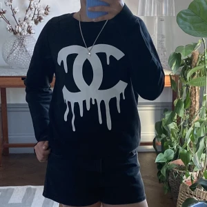 Fakie Chanel tjock tröja - Snygg Fakie Chanel tjock tröja. Aldrig använd! Köpt på Jackie för 1000kr, mitt pris 600 kr. Kom med pris förslag! (Frakt ingår ej!)💘