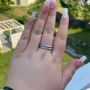 säljer denna silver ring med glitter i mitten💗 den är väldigt stor för mig så passar någon med stora fingrar. Säljer även två andra ringar🥰