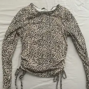 Leopard tröja med snygga detaljer på sidorna då man kan välja hur mycket man vill dra åt, knappt använd 