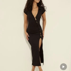 Klänning - Klänning från NA-KD, tajt men stretchiga material, knäpps upp med knappar och har lite scrunch vid sidan av midjan så den formar sig väldigt fint runt kroppen! Aldrig använd och kommer inte få tillfälle att ha den