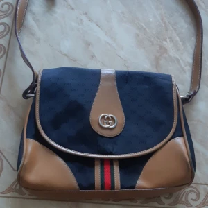 Handväska - Köpt på loppis, välanvänd väska ,som har sina slitningar,men annars hel . Se bilder 