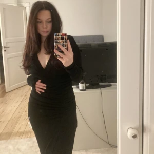 Långklänning från bikbok  - Klänning i vart lite glittrigt material med inlägg i axlarna, superfin och festlig med slit på sidan🤍