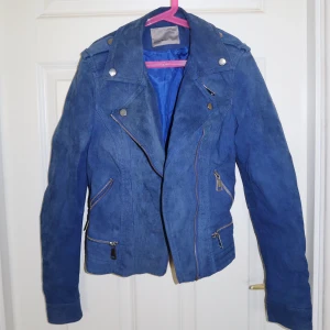 Mocka jacka  - Lite solblekt pga hängt soligt annars fin kvalitet, knappt använd. 