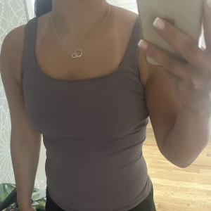 Träningslinne & tillhörande sport bh - Säljer i paket eller var för sig. Träninglinne (stl S) och sport bh (stl xs) från Aimn. Linnet är sparsamt använt men sport bh mer använd. Paket: 120kr, 75kr var för sig. Köpearen står för frakten!! 