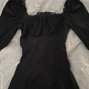 Gina tricot klänning  - Säljer min klänning pg av att jag tröttnat på den, den har öppen rygg och är i perfekt skick 