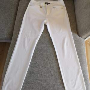 Helt nya Röhnisch vita byxor. Säljs på grund av fel storlek. Nypris 1100:- 