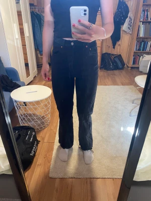 Svarta jeans  - Svarta relativt högmidjade jeans från Levis 👖Knappgylf, fransiga längs ner (jag är 164cm)