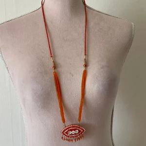 Orange Halsband - Orange halsband för 20kr🧡. (Det finns en skada som jag kan skicka bild på.) 