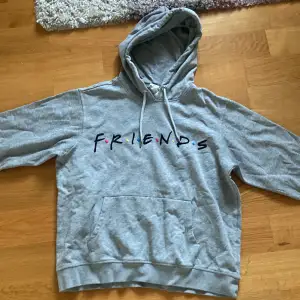 Säljer min Friends hoodie eftersom att jag aldrig använder den och det är inte riktigt min stil. Köpte den för 300 men säljer för 200 plus frakt. 