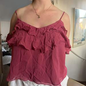 Ett jättefint rosa linne från Zara i mesh med volanger. Sparsamt använt.