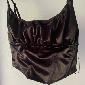 Korsettop  - Säljer denna svarta korsettop från bershka. Den är rätt croppad med en n smickrande inbyggd korsett💕 I den står det M men passar mer som S💕