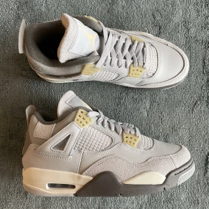 Air Jordan 4 Retro SE Craft ’Photon Dust’ i size 40,5 - Nya & oanvända Air Jordan 4 Retro SE ’Photon Dust’ i storlek US7,5 = EU40,5. Digitalt kvitto finns från SNKRS. Skickas dubbelboxade i originalkartongerna. Kontakta för fler bilder eller vid frågor. Köparen står för frakten. 