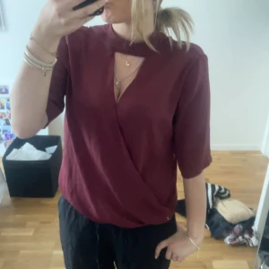 Festtopp vinröd  - Jätte snygg vinröd festtopp men funkar även till vardags ❤️