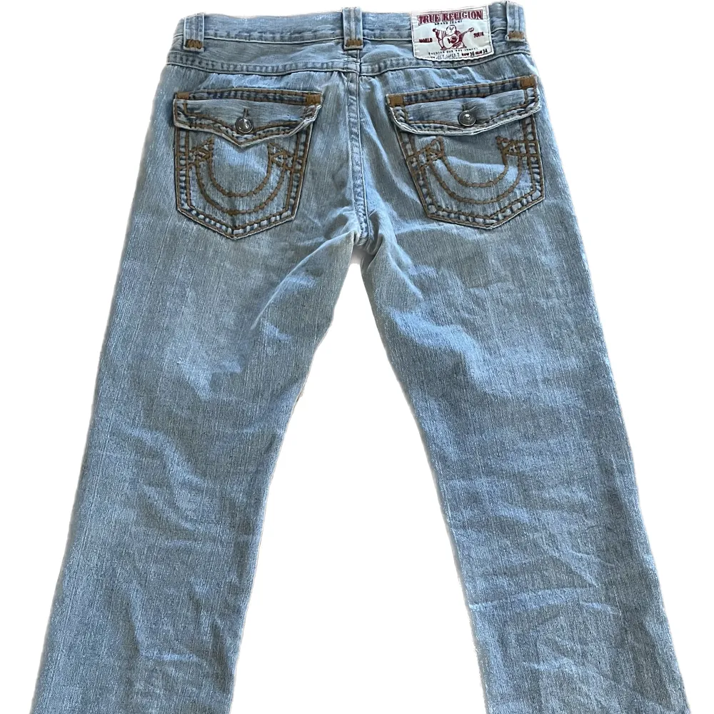 Ass feta true religon byxor jag inte använt i dunder skick med en liten skada där nere vid byxan men inget som syns/ storlek 36  men sitter som 34 . Jeans & Byxor.