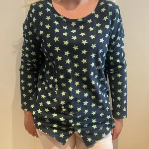 Blus med stjärnor  - Blus/långärmad t-shirt med stjärnor från Bon Prix/ rainbow. Roligt snitt på! Använd en gång!  💚💙