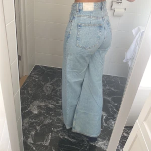 Weekday oversized jeans - Storlek S, sitter jätte bra.  Ett par jeans som sitter jätte fint med breda ben, oversized från Weekday.