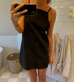 Zara klänning - Så fin svart kort klänning från Zara, storlek M men passar både en upp o en ner❤️❤️‍🔥