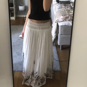 Långkjol - En lång kjol / maxikjol köpt pp zara för nån månad sedan, använd fåtal gånger💗