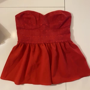 Tubtopp  - Jättesöt röd tubtopp från HM. Storlek 36. Knappt använd. 