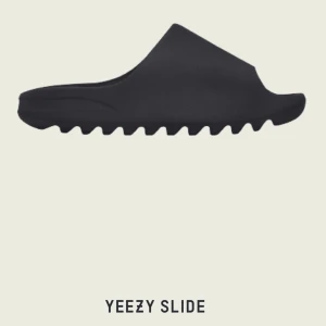 Yeezy Slide Onyx 40.5 - Är det någon som vill byta min 40.5 mot 42 (Onyx) Köpt från Adidas Confirmed med kvitto osv. Oanvända!!!