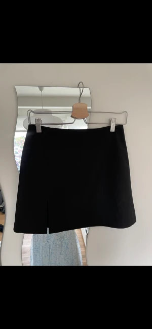 Djerf avenue mini skirt - Mini skirt in black från Djerf Avenue. Använd ytterst få gånger i nyskick! Strl XS passar en xs/S. Så himla bra staple men säljer då jag inte åt användning!!