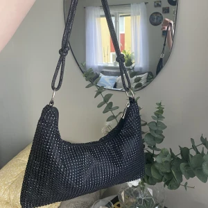 Väska  - ”Glittrig” väska, helt ny, hittade en annan liknande som jag tyckte om mer 