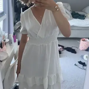 Snygg vit klänning som är perfekt att ha på skolavslutningen eller konfirmation!