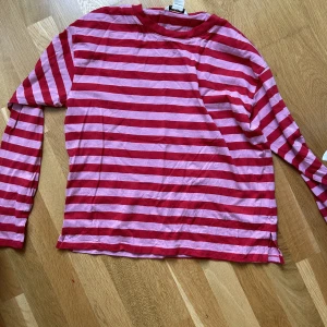 Randig tröja  - Cool randig tröja från monki. Har använt den typ 2 gånger men den är i bra skick. 