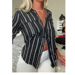 Randig skjorta - Svart och vit randig skjorta från HM. Kan mötas upp i Jönköping eller Vaggeryd annars tillkommer fraktkostnad 🤍