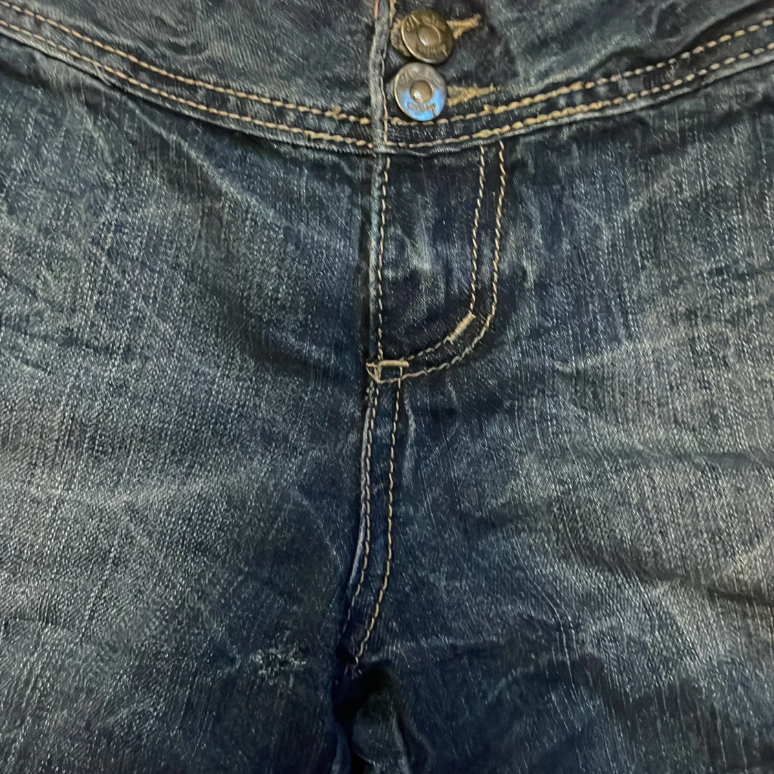 Lågmidjade jeansshorts med dubbelknapp - 91