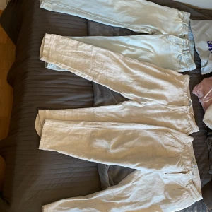 Linnebyxor och Jeans - Du får båda linnebyxorna och jeansen sjukt billigt i paket. Ett par linnebyxor är knappt använt i superskick, ett par har hål men går att laga, jeansen: använt skick men snygga. Hör av er för fler bilder Jeans Junkyard Size: 29 Linnebyxor Zara: Size 30