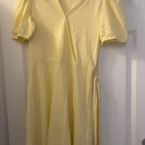 Gul jättefin gul klänning med knyte runt midjan, går till knäna och är nästan oanvänd 💗
