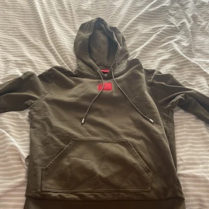 Hugo boss  - Grön Hugo boss hoodie, i nytt skick använt kanske 2-3 gånger. Storlek M.