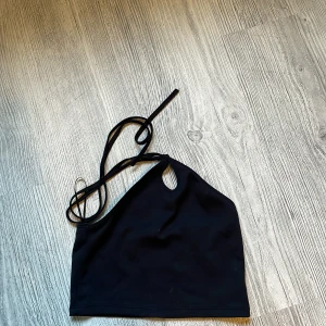 Svart topp  - Jättteeeefin svart sommartopp! Magtröja och sitter väldigt fint och bekvämt! 