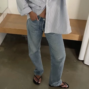 Relaxed Jeans Washed Blue Tall - Säljer mina älskade jeans från Djerf Avenue då jag precis köpt ett annat par. De är i storlek 31 (L) och sitter najs oversized på mig som vanligtvis har M-L i deras kläder. De är i tall så de går ner till skorna på mig som är 173. Nypris: 1300kr⭐️🥰