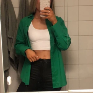 Grön skjorta - Snygg grön skjorta med breda muddar 