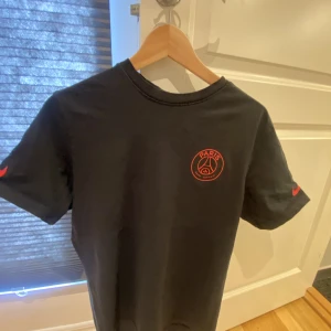 Psg - Nike t shirt - Säljer min psg t shirt som är köpt på Nikes hemsida. Den är i helt perfekt skick utan några skråmor. Pris kan diskuteras vid snabb affär.