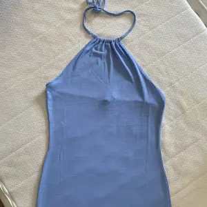Så fin klänning med halterneck i vacker blå färg från H&M 🌊 