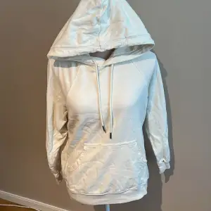 Super fin offwhite hoodie som är använd ett par gånger! Relativt mjuk innut i! Frakt kostar 89kr!!