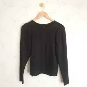 ☀️FÖRST TILL KVARN☀️  Supersöt tröja från Lindex med puffärmar i lite stretchig sweatshirt tyg. Fint skick, använd få gånger. Storlek S.