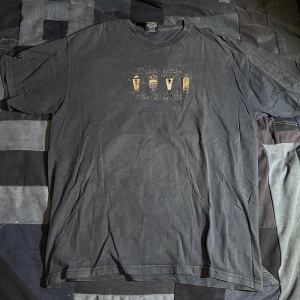 Vintage T-shirt made in usa - Mörkblå tröja med otroligt bra condition, dm vid frågor