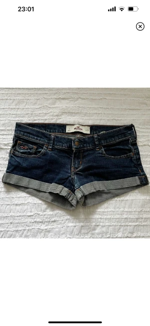 Jeans shorts  - Lågmidjade jeansshorts från Hollister, använda fåtal gånger och i bra skick, säljer pga de är för små, storlek 1 (W25). Midjemått 74 cm, grenhöjd 15 cm. Använd gärna KÖP NU om du vill köpa.