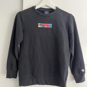 Champion hoodie - Säljer pga felköp. Helt ny, inte ens testad. Obs denna är för barn alternativt vuxna med storlek XS