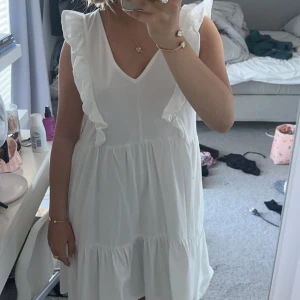 Vit klänning - Super fin vit klänning ifrån mango som passar perfekt till konfirmation eller skolavslutning! Ge prisförslag