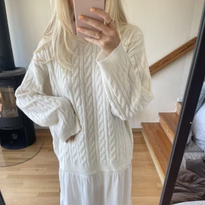 Stickad tröja vit - Säljer denna stickade tröjan som är perfekt att slänga över klänningen på sommaren eller att mysa i på vintern! Enbart använd ca 3 gånger💘