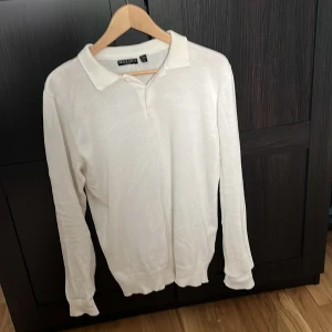 Vit stickad tröja - Stickad tröja från Brave soul, är i storlek M med slim fit. Säljer då jag inte fått användning för den, den är sparsamt använd därav inga tydliga tecken på slitage. Säljes för 100 men priset kan diskuteras